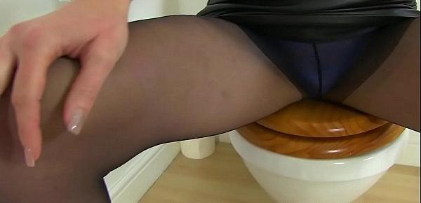  English milf Mouse goes on a solo adventure in bathroom